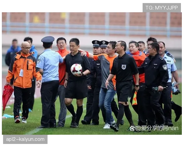 济南赛区因球迷投掷杂物被足协通报批评,罚款2万元